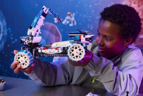 LEGO Конструктор Technic Луноход Lunar Outpost. Космический корабель 42211 фото