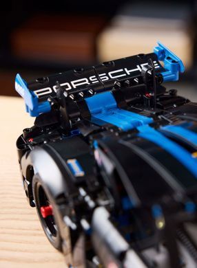 LEGO Конструктор Technic Автомобіль для перегонів Porsche GT4 e-Performance 42176 фото