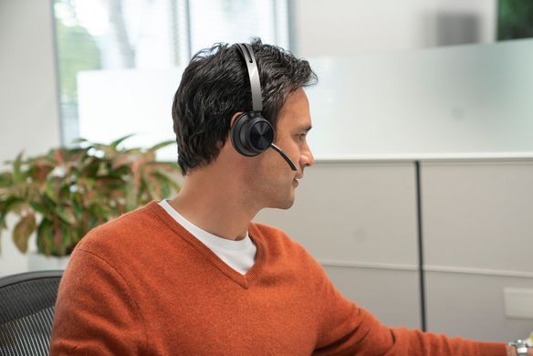 Poly Гарнітура комп'ютерна стерео On-ear Voyager Focus 2, USB-A, Bluetooth, всеспрямований, ANC, Acoustic fence, чорний 76U46AA фото