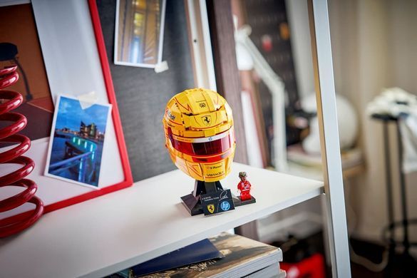 LEGO Конструктор LEGO Editions Formula 1 Шолом Льюїса Гамільтона з команди Scuderia Ferrari HP 43022- фото