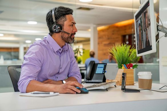 Poly Гарнітура комп'ютерна стерео On-ear Voyager Focus 2, USB-A, Bluetooth, всеспрямований, ANC, Acoustic fence, чорний 76U46AA фото