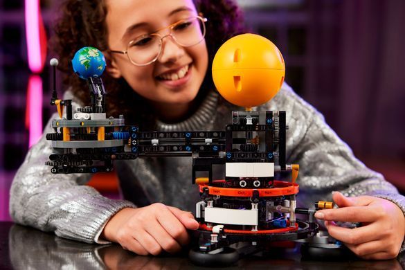 LEGO Конструктор Technic Земля та Місяць на орбіті 42179 фото