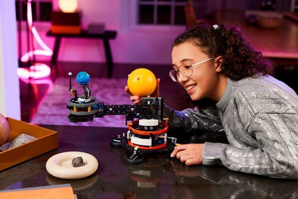LEGO Конструктор Technic Земля та Місяць на орбіті 42179 фото