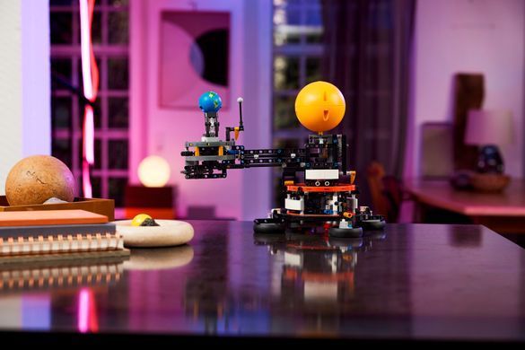 LEGO Конструктор Technic Земля та Місяць на орбіті 42179 фото