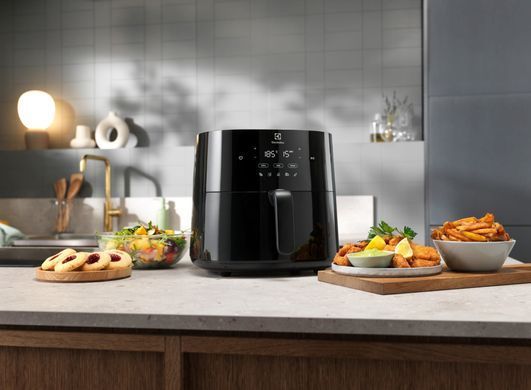 Electrolux Мультипеч 1350Вт, чаша-3.43л, сенсорное управл., 5 авто. программ, пластик, черный EAF3B фото
