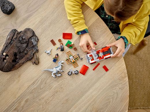 Конструктор LEGO Jurassic World Блу та впіймання бета-велоцираптора 76946 фото