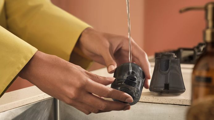 Philips Отпариватель компактный Series 7000, 1500Вт, 100 и 200мл, паровой удар -28гр, перчатка, чехол, нерж. сталь, белый STH7030/10 фото